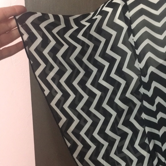 Flutter sleeve top - Picture 3 of 6